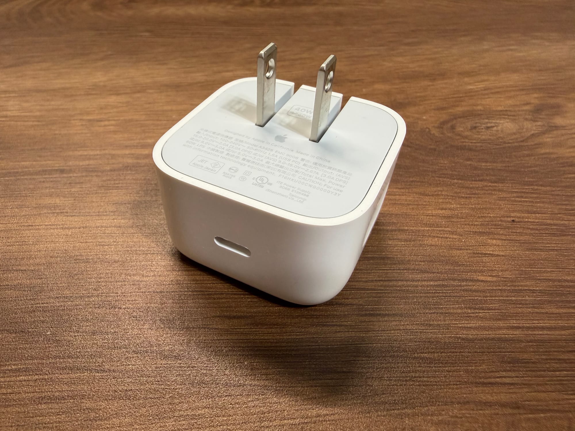 充電器底部視角