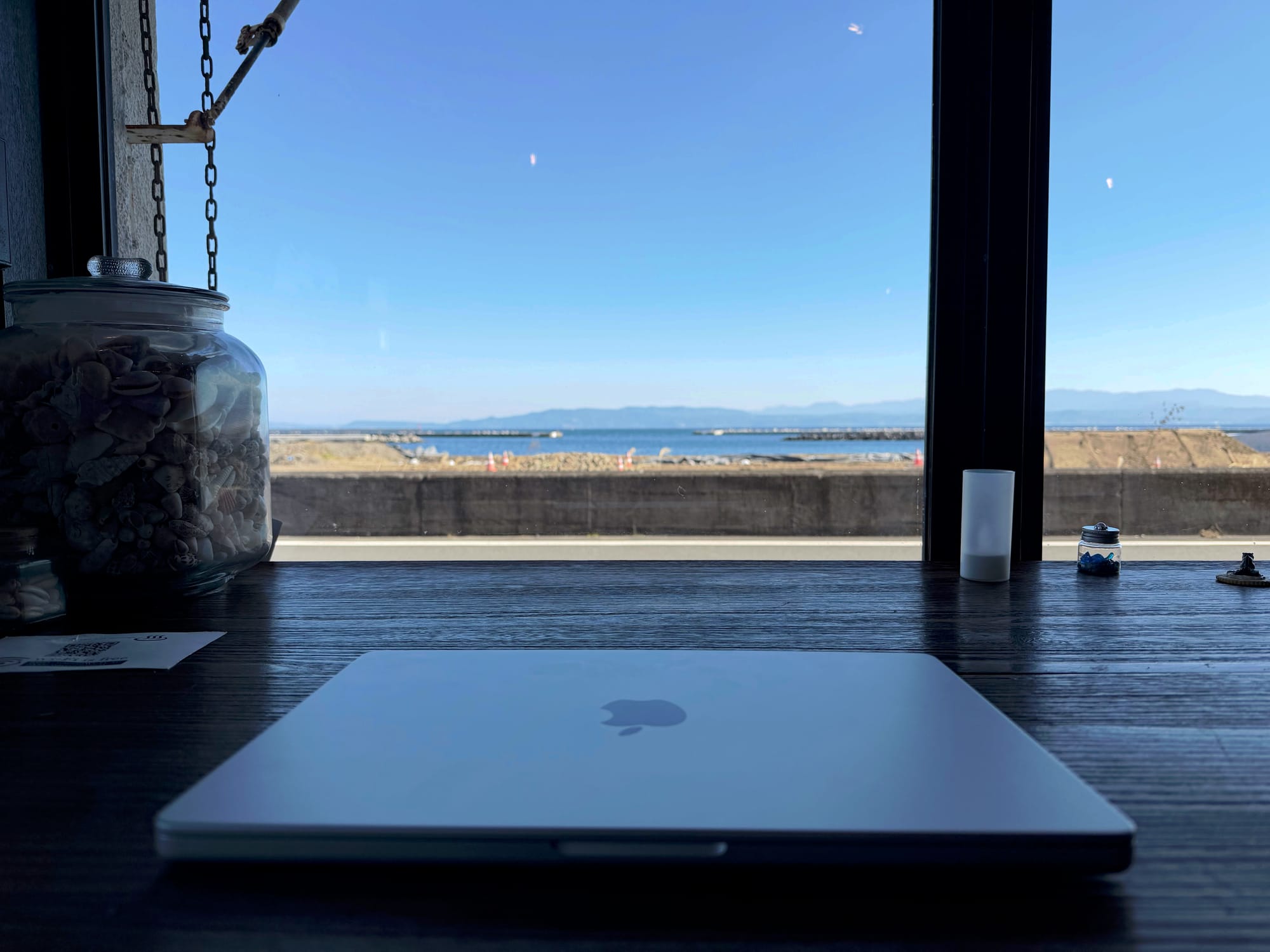 喝著咖啡、看著海，不是很想打開電腦